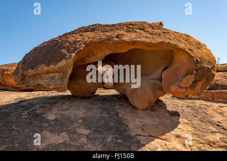 balanced-boulder-on-beringbooding-rock-wa-australia-pj150b.jpg