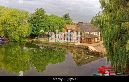 The River Thames and Riverside Inn at Lechlade, Gloucestershire, England, UK. Stock Photo