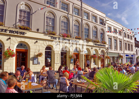 Wetherspoons pub 'The Thomas Lloyd' at Warwick market square. Warwickshire. England, UK. Stock Photo