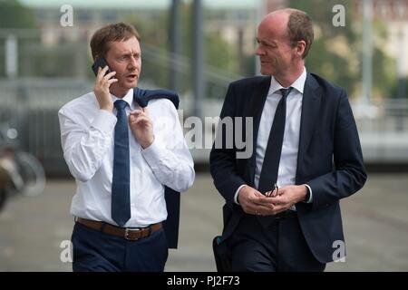 Dresden, Germany. 04th Sep, 2018. 04.09.2018, Saxony, Dresden: Michael Kretschmer (l), Prime Minister of Saxony, telephoning the state parliament next to Matthias Haß (both CDU), Minister of Finance of Saxony. Kretschmer wants to make a government declaration at the beginning of the two-day state parliament meeting on September 5, 2018. Credit: Sebastian Kahnert/dpa-Zentralbild/dpa/Alamy Live News Stock Photo
