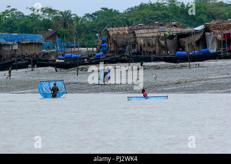 Fishermen catch shrimp fry in the Pasur River beside the Joymoni fisherman village near Sundarbans in Bagerhat. Bangladesh Stock Photo