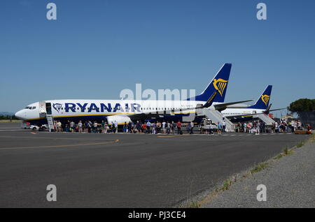 PASSENGERS QUEUE TO BOARD RYANAIR BOEING 737-800(W) AT CARCASSONNE BOUND FOR MANCHESTER. Stock Photo