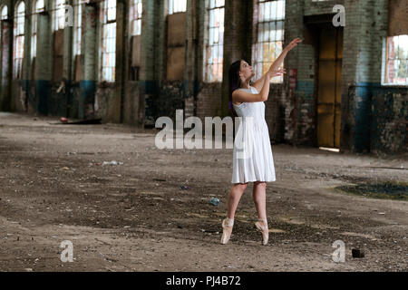 Solo Ballet Dancer en Pointe in an abandoned warehouse location Stock Photo