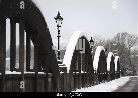 Winter snow on the concrete Dee Bridge, or Kirkcudbright Bridge, over The River Dee, Kirkcudbright, Dumfries and Galloway, SW Scotland Stock Photo