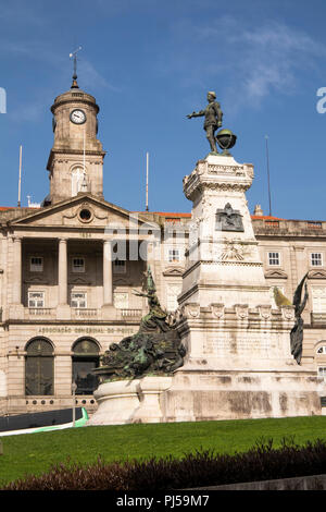 Portugal, Porto, Ribeira, Jardim do Infante Dom Henrique, statue of Infante Dom Henrique, better known as Prince Henry the Navigator Stock Photo