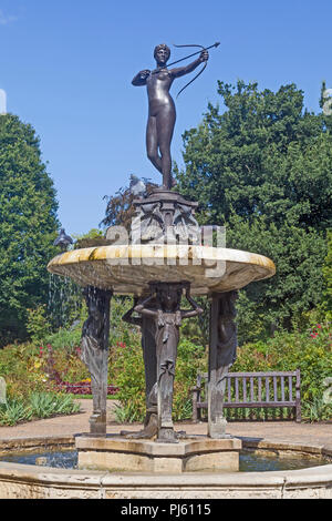 London, Hyde Park   The Huntress Fountain of 1906 in The Rose Garden Stock Photo