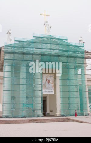 Vilnius, Lithuania. 03rd Aug, 2018. 03.08.2018, Lithuania, Vilnius: A poster on the veiled facade of St. Stanislaus and St. Ladislaus Cathedral indicates the upcoming visit of Pope Francis to Lithuania. Credit: Alexander Welscher/dpa/Alamy Live News Stock Photo