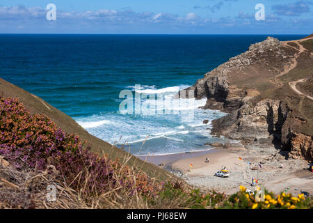 Chapel Porth, Cornwall, U.K. 4th September 2018.  Late summer sunshine on a warm day at Chapel Porth on North Cornwall's Atlantic coast. Credit: Mark Richardson/Alamy Live News Stock Photo