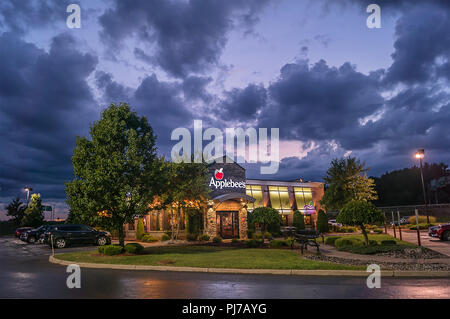 Utica, New York, USA - SEPTEMBER 03, 2018: Applebee's building at night at it's branch restaurant in Utica, New York Applebee's Neighborhood Grill and Stock Photo