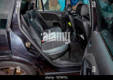 2005 Mk3 Ford Mondeo Titanium X Estate car in Panther Black Stock Photo -  Alamy