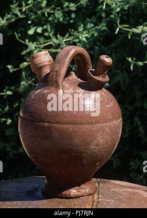 BOTIJO DE BARRO BLANCO - CERAMICA PARA AGUA SIN VIDRIAR. Location:  ALFARERIA. VALDEVERDEJA. Toledo. SPAIN Stock Photo - Alamy