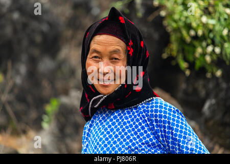 https://l450v.alamy.com/450v/pj806r/ha-giang-vietnam-march-17-2018-woman-pertaining-to-the-hmong-ethnic-minority-wearing-working-in-the-granite-mountains-of-northern-vietnam-pj806r.jpg