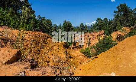 August 2018: tourists enchanted by the red color of the Sentier des Ocres. An old mine now in disuse. August 2018 in Roussillon Stock Photo