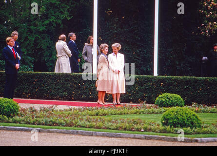 Nancy Reagan (links) und Marianne von Weizsäcker während der Nationalhymne beim Besuch in Bonn, Deutschland 1985. First ladies Nancy Reagan (left) and Marianne von Weizsaecker while the national anthem at the visit in Bonn, Germany 1985. Stock Photo