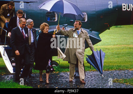 Margaret Thatcher, britische Premierministerin, beim Verlassen des Bundesgrenzschutz Hubschraubers in Bonn, Deutschland 1981. British prime minister Margaret Thatcher leaving the Bundesgrenzschutz helicopter while visiting Bonn, Germany 1981. Stock Photo