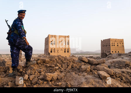 A heavily armed policeman guards an archaeological site on May 5, 2007 in the district of Marib, Yemen. Stock Photo