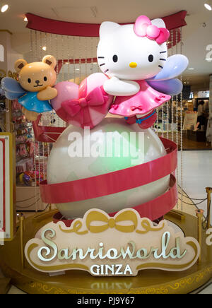 Foto de Estátuas De Personagens De Gato E Coelho Chamada Hello Kitty E My  Melody Na Loja Sanrio World Ginza e mais fotos de stock de Hello Kitty -  iStock