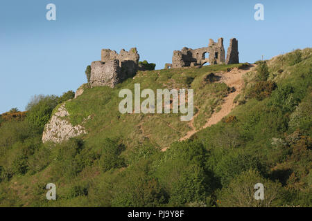 Pennard Castle sits on a promontary overlooking Three Cliffs Bay on the Gower peninsula, Swansea, south Wales. Stock Photo