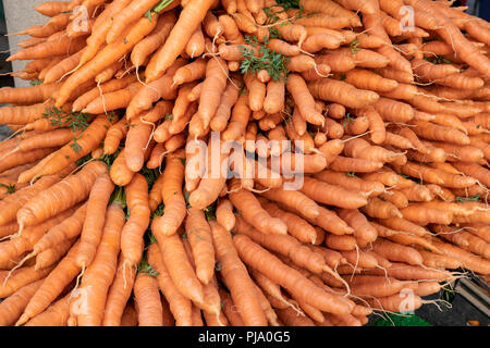 Carrots for sale on a vegetable stall at Stroud farmers market. Stroud, Gloucestershire, England Stock Photo