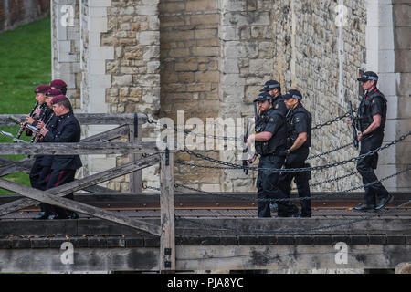 London, UK. 5th September 2018. Guarding the soldiers - Marching out of the East Gate of the Tower of London - The Royal Regiment of Fusiliers exercise their right to march through the Square Mile as one of the City of London’s Privileged Regiments to celebrate their 50th anniversary. Over 500 serving and retired personnel are took part with support from the Regiment’s affiliated regiments in Canada (The Royal Canadian Regiment, The Lorne Scots and the Royal Credit: Guy Bell/Alamy Live News Stock Photo