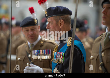 City of London, UK. 5 September, 2018. The Royal Regiment of Fusiliers exercise their right to march through the Square Mile as one of the City of London’s Privileged Regiments to celebrate their 50th anniversary. These privileges allow the Regiment to exercise its right to march through the City. Colonel in Chief HRH The Duke of Kent inspects the Regiment at Guildhall Yard in the City of London, accompanied by Lieutenant Colonel Jeremy Lamb MC, Commanding Officer of the 1st Battalion. Credit: Malcolm Park/Alamy Live News. Stock Photo