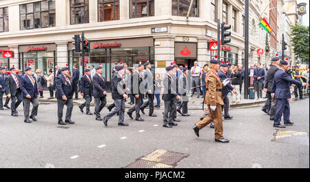 City of London, London EC4, UK, 05th September 2018. The Royal Regiment of Fusiliers celebrates 50 years. As part of the celebrations of the 50th anniversary of its founding the regiment exercises its rights as a Privileged Regiment to march through the streets of the City of London, from the Tower of London to the Guildhall, here passing along Queen Street in the City of London EC4 approaching the Guildhall. Over 500 serving and retired personnel take part in the parade including these veterans and affiliated overseas regiments. Credit: Graham Prentice/Alamy Live News. Stock Photo