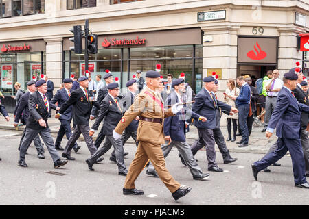 City of London, London EC4, UK, 05th September 2018. The Royal Regiment of Fusiliers celebrates 50 years. As part of the celebrations of the 50th anniversary of its founding the regiment exercises its rights as a Privileged Regiment to march through the streets of the City of London, from the Tower of London to the Guildhall, here passing along Queen Street in the City of London EC4 approaching the Guildhall. Over 500 serving and retired personnel take part in the parade including these veterans and affiliated overseas regiments. Credit: Graham Prentice/Alamy Live News. Stock Photo