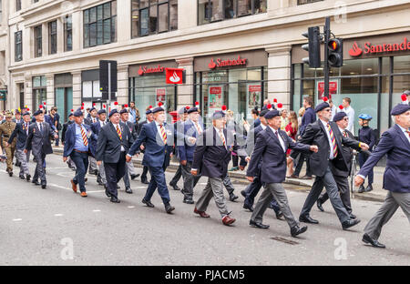 City of London, London EC4, UK, 05th September 2018. The Royal Regiment of Fusiliers celebrates 50 years. As part of the celebrations of the 50th anniversary of its founding the regiment exercises its rights as a Privileged Regiment to march through the streets of the City of London, from the Tower of London to the Guildhall, here passing along Queen Street in the City of London EC4 approaching the Guildhall. Over 500 serving and retired personnel take part in the parade including these veterans and affiliated overseas regiments. Credit: Graham Prentice/Alamy Live News. Stock Photo