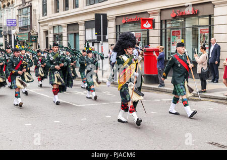 City of London, London EC4, UK, 05th September 2018. The Royal Regiment of Fusiliers celebrates 50 years. The regiment exercises its rights as a Privileged Regiment to march through the streets of the City of London, from the Tower of London to the Guildhall, here passing along Queen Street in the City of London EC4. Over 500 serving and retired personnel take part in the parade with veterans and affiliated overseas regiments including those here from the Royal Victoria Regiment in Australia with kilted pipers playing bagpipes. Credit: Graham Prentice/Alamy Live News. Stock Photo