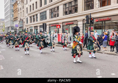 City of London, London EC4, UK, 05th September 2018. The Royal Regiment of Fusiliers celebrates 50 years. The regiment exercises its rights as a Privileged Regiment to march through the streets of the City of London, from the Tower of London to the Guildhall, here passing along Queen Street in the City of London EC4. Over 500 serving and retired personnel take part in the parade with veterans and affiliated overseas regiments including those here from the Royal Victoria Regiment in Australia with kilted pipers and drummers playing bagpipes and drums. Credit: Graham Prentice/Alamy Live News. Stock Photo