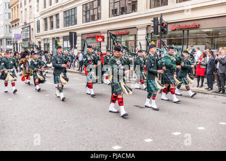 City of London, London EC4, UK, 05th September 2018. The Royal Regiment of Fusiliers celebrates 50 years. The regiment exercises its rights as a Privileged Regiment to march through the streets of the City of London, from the Tower of London to the Guildhall, here passing along Queen Street in the City of London EC4. Over 500 serving and retired personnel take part in the parade with veterans and affiliated overseas regiments including those here from the Royal Victoria Regiment in Australia with kilted pipers and drummers playing bagpipes and drums. Credit: Graham Prentice/Alamy Live News. Stock Photo