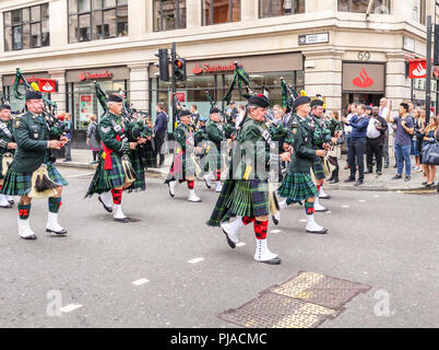 City of London, London EC4, UK, 05th September 2018. The Royal Regiment of Fusiliers celebrates 50 years. The regiment exercises its rights as a Privileged Regiment to march through the streets of the City of London, from the Tower of London to the Guildhall, here passing along Queen Street in the City of London EC4. Over 500 serving and retired personnel take part in the parade with veterans and affiliated overseas regiments including those here from the Royal Victoria Regiment in Australia with kilted pipers playing bagpipes. Credit: Graham Prentice/Alamy Live News. Stock Photo