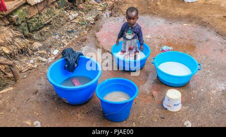 Nairobi, Kenya. 28th Mar, 2018. A young girl seen playing in her mum's basins with water in Kibera.Kibera is one of Africa's largest Slums located in East Africa, Kenya. Credit: Donwilson Odhiambo/SOPA Images/ZUMA Wire/Alamy Live News Stock Photo