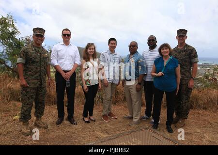 MARINE CORPS BASE HAWAII (July 14, 2018) Staff delegate Stanley White (fourth from the right) from the office of U.S. Rep. Bob Brady (D-PA) and his team pose for a group photo with U.S. Marine Corps Col. Raul Lianez, left, commanding officer, Marine Corps Base Hawaii (MCBH), and Col. Mike Styskal, right, commanding officer, 3rd Marine Regiment, MCBH, July 14, 2018. The visit was to provide an opportunity for various staff delegates from the offices of State Representatives to experience Rim of Pacific Exercise 2018 (RIMPAC) and participate in tours and meetings to extend their knowledge of Nav Stock Photo