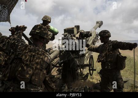 POHAKULOA TRAINING AREA, Hawaii (July 17, 2018) U.S. Marines with Bravo Battery, 1st Battalion, 12th Marine Regiment, load high-explosive round in a M777 towed 155 mm howitzer during live-fire training as part of Rim of the Pacific (RIMPAC) exercise at Pohakuloa Training Area, Hawaii, July 17, 2018. RIMPAC provides high-value training for task-organized, highly capable Marine Air-Ground Task Force and enhances the critical crisis response capability of U.S. Marines in the Pacific. Twenty-five nations, 46 ships, five submarines, about 200 aircraft and 25,000 personnel are participating in RIMPA Stock Photo