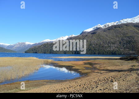 Hombres al borde del lago Stock Photo