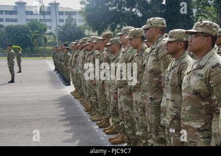 Soldiers from the Charlie Company, 100th Battalion, 442nd Infantry Regiment salute and stand at attention during the opening ceremony for Exercise Keris Strike, July 23, 2018. Exercise Keris Strike is a bilateral exercise between Malaysia and the U.S., with an emphasis on regional humanitarian assistance and disaster relief operations. Stock Photo