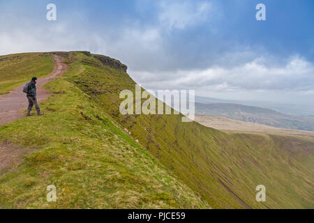 The bands of sandstone on the north face of Corn Du in the Brecon Beacons, Powys, Wales, UK Stock Photo