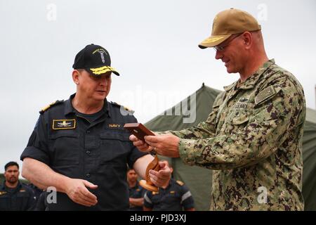 NAVAL BASE POINT LOMA, Calif. (July 17, 2018) U.S. Navy Rear Adm. Dave Welch, commander, Task Force (CTF) 177, commander, Naval Surface and Mine Warfighting Development Center receives a plaque from Royal New Zealand Navy (RNZN) Commodore Tony Millar, maritime component commander and representative of the Chief of the Royal New Zealand Navy. Millar visited CTF 177’s undersea mine countermeasures commander during the visit, coinciding with their participation in the Rim of the Pacific (RIMPAC) exercise 2018 in the Southern California area of operations. Twenty-five nations, 46 ships, five subma Stock Photo