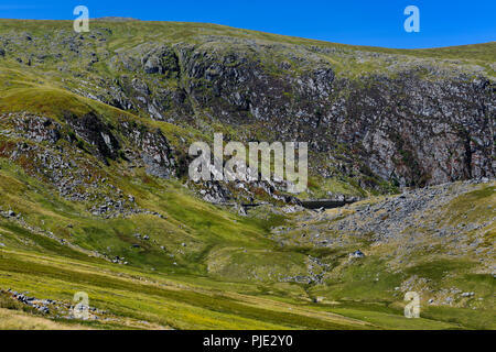 View W from Clogwyn Maldy of Dulyn Bothy (lower R) & Llyn Dulyn reservoir air crash site in the eastern Carneddau, Snowdonia, North Wales, UK. Stock Photo