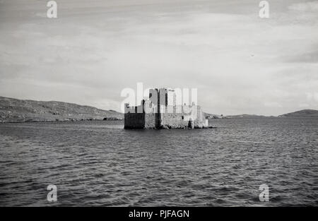 1950s, historical picture from this era of Kisimul Castle, Isle of Barra, Outer Hebrides, Western Isles, Scotalnd, UK. located in Castlebay and the the ruinous stonghold of the MacNeils of Barra, Stock Photo