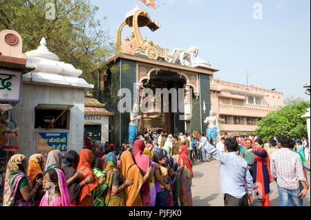 Queue of women devotees  at  the birthplace of Lord Krishna Janma Bhoomi temple Mathura  Uttar Pradesh  India Asia, South Asia Stock Photo