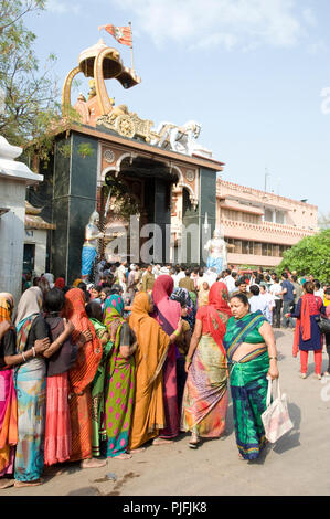 Queue of women devotees  at  the birthplace of Lord Krishna Janma Bhoomi temple Mathura  Uttar Pradesh  India Asia, South Asia Stock Photo