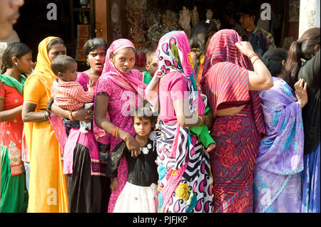 Queue of women devotees  at  the birthplace of Lord Krishna Janma Bhoomi temple Mathura  Uttar Pradesh  India Asia, South Asia Stock Photo