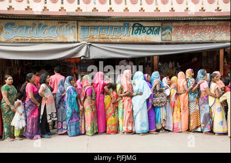 Queue of women devotees  at  the birthplace of Lord Krishna Janma Bhoomi temple Mathura  Uttar Pradesh  India Asia, South Asia Stock Photo