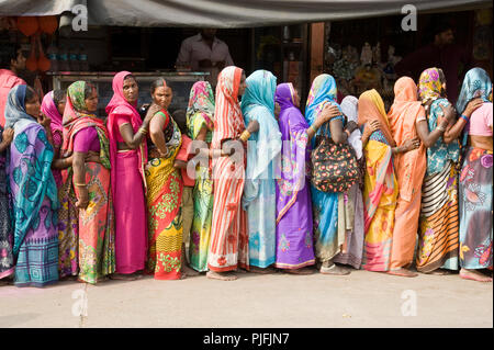 Queue of women devotees  at  the birthplace of Lord Krishna Janma Bhoomi temple Mathura  Uttar Pradesh  India Asia, South Asia Stock Photo