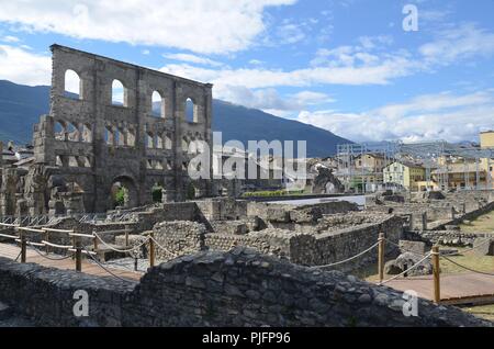 Aosta, Hauptstadt der autonomen Provinz Aosta, Italien: Das römische Theater Stock Photo