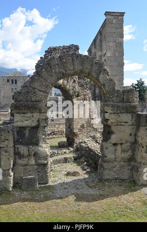 Aosta, Hauptstadt der autonomen Provinz Aosta, Italien: Das römische Theater Stock Photo
