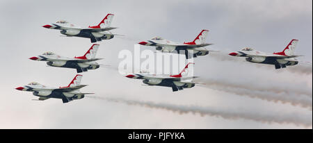 F-16 Fighting Falcon, precision formation flying by the US Air Force Thunderbirds Stock Photo