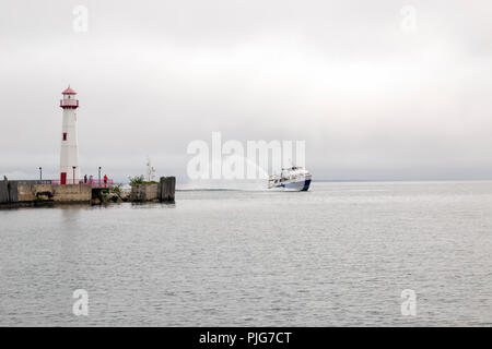 Star Line boat ferrying tourists across Lake Michigan to Mackinac ...